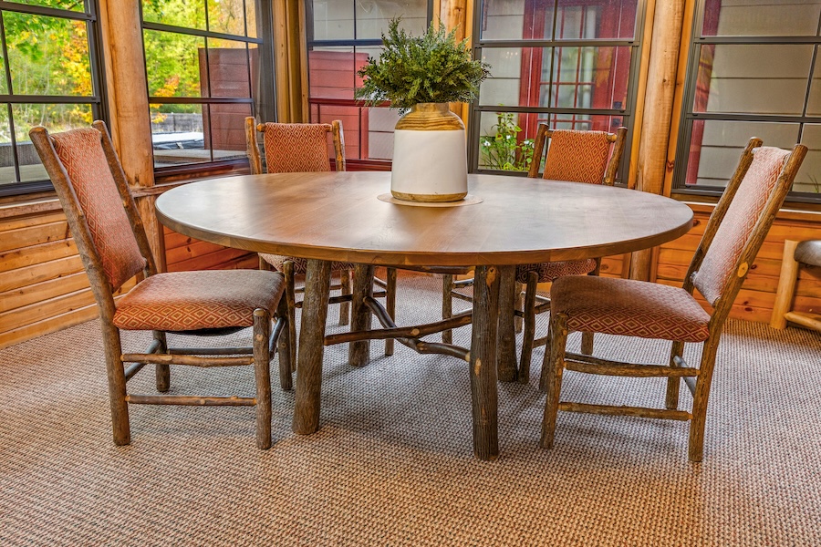 Round dining table